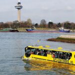 Flussbus zwischen Großstädten am Rhein