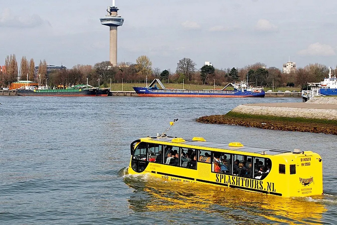 Flussbus zwischen Großstädten am Rhein